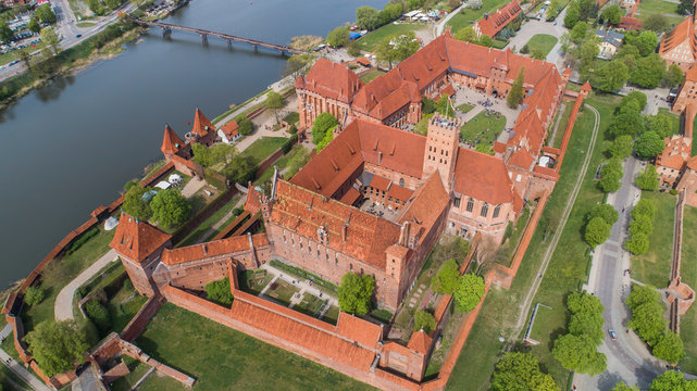 Malbork nad rzeką Nogat największy średniowieczny murowany zamek z lotu ptaka