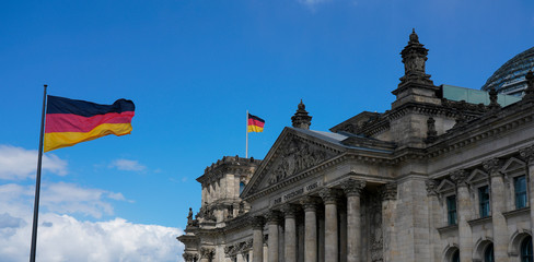 Reichstag in Berlin mit Bundesflagge