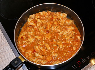 Куриный гуляш в сковороде