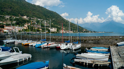 Fototapeta na wymiar Segelboote, Schiffe, im kleinen Hafen von Gravedona, am Comer See, Italien
