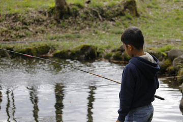 魚釣りをする小学生(4年生)