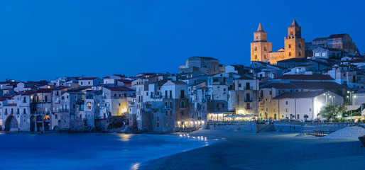 Cefalù zur Blauen Stunde – Sizilien