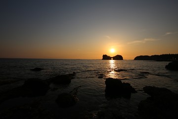 円月島に沈む夕日
