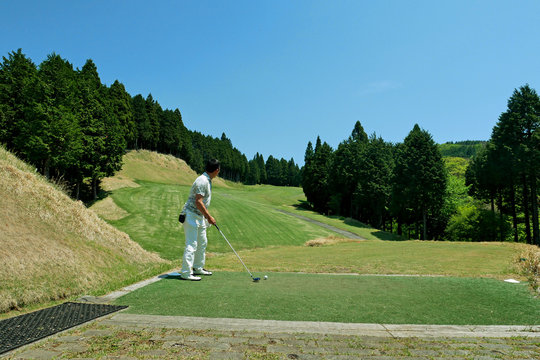 ゴルフコース、ティーショット - Powered by Adobe