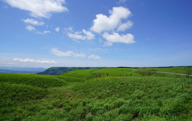 Fototapeta na wymiar 雄大な阿蘇外輪山の風景、春の阿蘇外輪山、日本の阿蘇山、