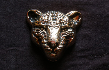 tigre de bronce imitando al oro