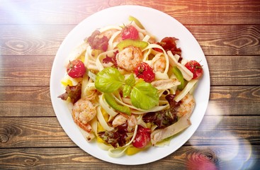 Spaghetti with shrimps,tomatoes and chopped parsley