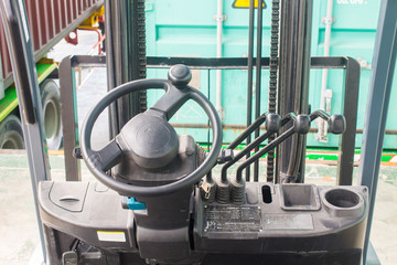 The steering wheel and lever hydraulic system of forklifts