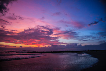 Magnifique couché de soleil sur la plage de Santa Teresa au Costa Rica