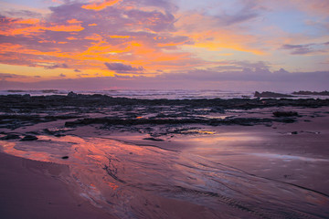 Magnifique couché de soleil sur la plage de Santa Teresa au Costa Rica