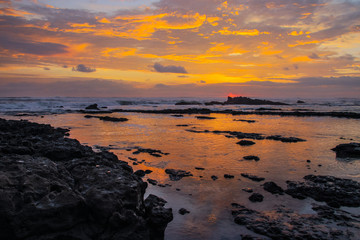 Magnifique couché de soleil sur la plage de Santa Teresa au Costa Rica
