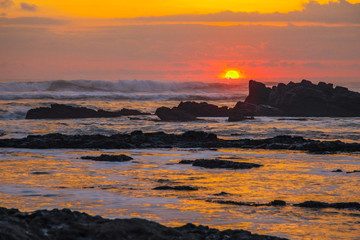 Magnifique couché de soleil sur la plage de Santa Teresa au Costa Rica