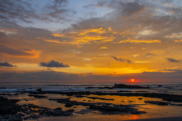 Magnifique couché de soleil sur la plage de Santa Teresa au Costa Rica