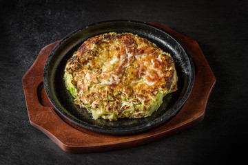 Fototapeta na wymiar お好み焼き 広島焼き Okonomiyaki is a Japanese-style pancake