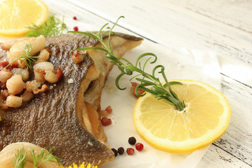 Scholle Maischolle Tisch frisch gebraten Fisch ganz 