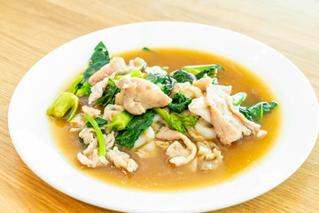  Fried noodle with pork and broccoli