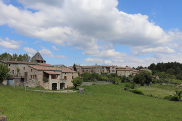 Fototapeta na wymiar Maisons de grès - Village de Ailhon en Ardèche