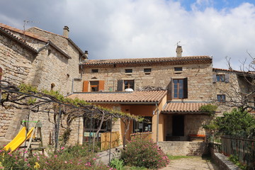 Fototapeta na wymiar Maisons de grès - Village de Ailhon en Ardèche