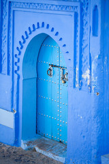 Puerta azul en Chauen, Marruecos