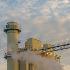 Obraz premium Square Power Plant in Utah Valley emitting smoke against sky filled with puffy clouds