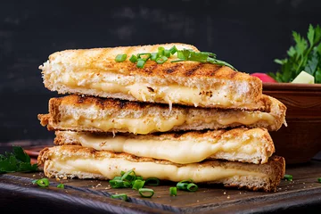Foto op Plexiglas Amerikaans broodje warme kaas. Zelfgemaakte gegrilde kaassandwich voor het ontbijt. © timolina