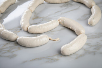 Rohe Bayrische Weißwurst Kette auf Marmor Hintergrund