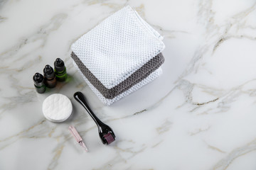 Dermaroller und Kosmetik Pflege Ampulle zum  Microneedling für Anti Aging Lifting Anwendung in...