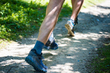 joggeurs dans les chemins de campagne