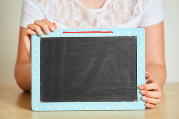 Hände halten leere Tafel