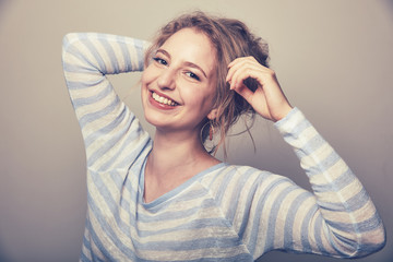 Lachende junge Frau mit blonden Haaren - obrazy, fototapety, plakaty