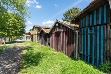 Fototapeta na wymiar BIGANOS (Bassin d'Arcachon, France), les maisons colorées du port
