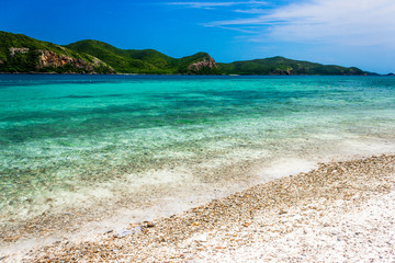 Obraz premium Tropical island rock on the beach with blue sky. Koh kham pattaya thailand.