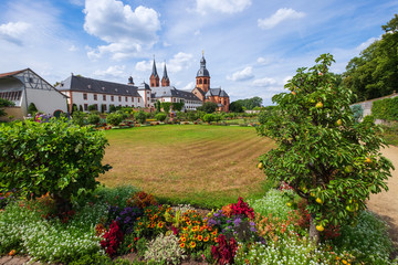 Die Einhardsbasilika und das Benediktinerkloster mit Klostergarten in Seligenstadt
