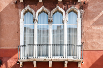 Fototapeta na wymiar Venetian arched window with balcony