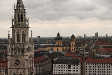Fototapeta premium Münchner Wahrzeichen: Rathausturm und Theatinerkirche