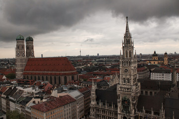 Fototapeta na wymiar Münchner Wahrzeichen / Frauenkirche und Neues Rathaus