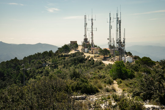 torre de comunicaciones en lo alto de la monta&ntilde;a