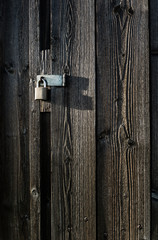 Old wooden dor with a new lock