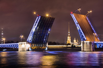 Plakat Drawbridges. The Palace Bridge in St. Petersburg. View of Peter and Paul Cathedral through the bridge.