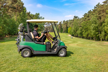 Golf Fotograf auf Fairway in einem Golfcart