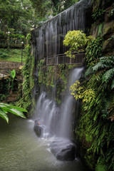 Wasserfall in einer Parkanlage in Thailand