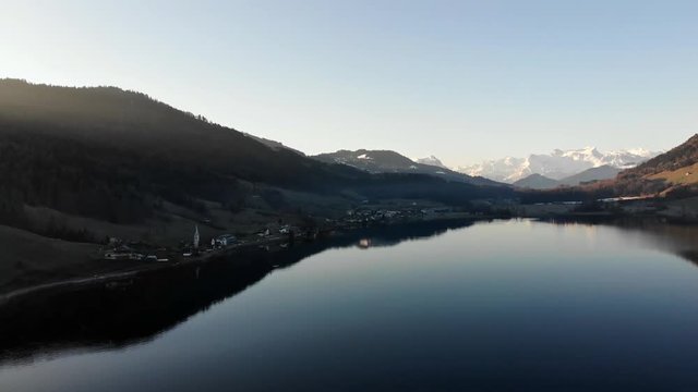 Sonnenaufgang in den Alpen - Kameraflug