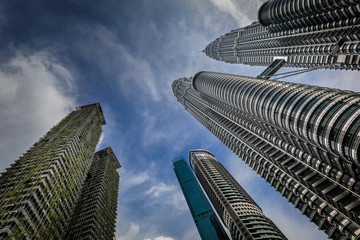 Kuala Lumpur , Malaysia, Wolkenkratzer mit Bäumen und Blick nach oben