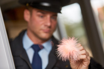 Polizist bei Spurensicherung am Tatort