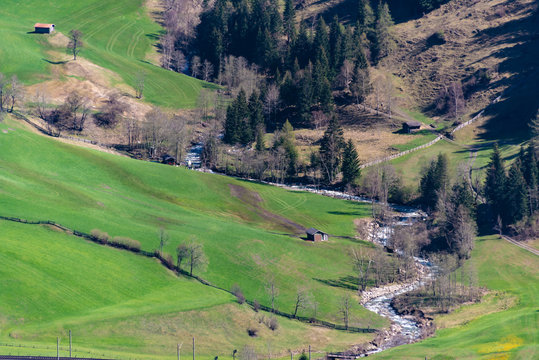 Bergbach und Wiesen im Valstal