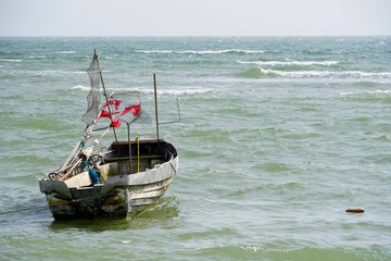 Obraz premium Kleines Fischerboot auf der Ostsee in der Lübecker Bucht bei Sierksdorf bei Sonnenschein