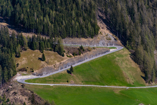 Bergstra&szlig;e mit Serpentinen