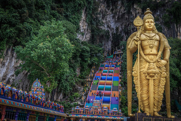 Statue von Gott Murugan bei der Batu H&ouml;hle,  Kuala Lumpur,  Malaysia, bunte Stufen am Eingang zur H&ouml;hle