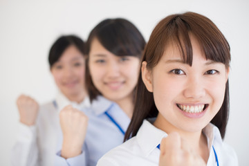 ガッツポーズをするビジネスウーマン