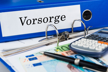 Aktenordner auf Schreibtisch mit Beschriftung